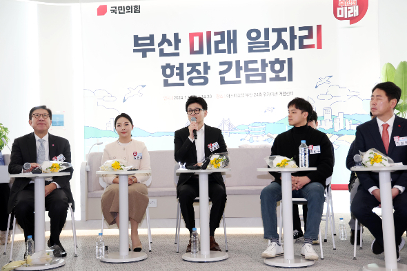 한동훈 국민의힘 비상대책위원장이 10일 오후 부산 동구 아스티호텔 부산워케이션거점센터를 방문, 미래 일자리 현장간담회를 갖고 있다. /사진=뉴시스