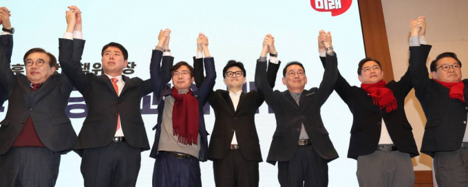 10일 한동훈 국민의힘 비상대책위원장이 부산시당 당직자 간담회에 참석해 가덕도 신공항 조기 개항, 북항 재개발, 산은법 개정 등을 약속했다. 사진은 10일 오후 부산 해운대구 벡스코 컨벤션홀에서 열린 '부산시당 당직자 간담회'에 참석한 한동훈 국민의힘 비상대책위원장(왼쪽 4번째)/사진=뉴스1