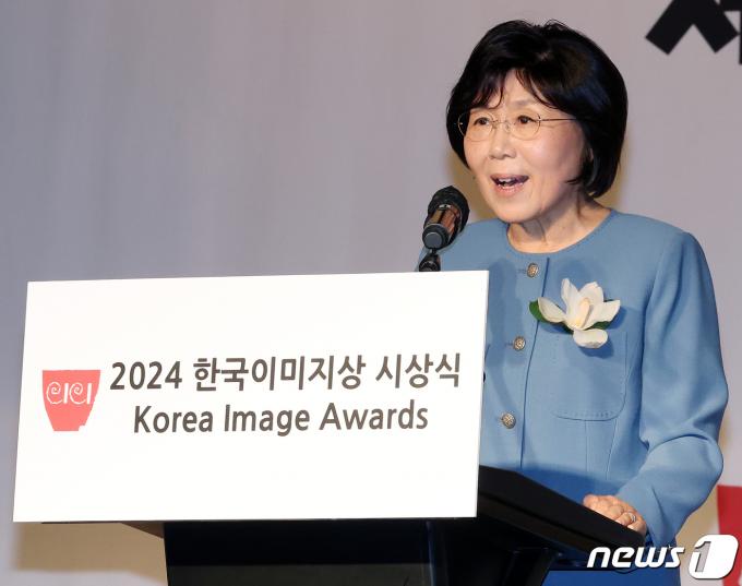 [사진] 인사말 하는 최정화 이사장