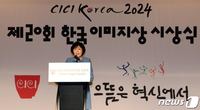 [사진] 제20회 한국 이미지상 시상식 참석한 최정화 이사장