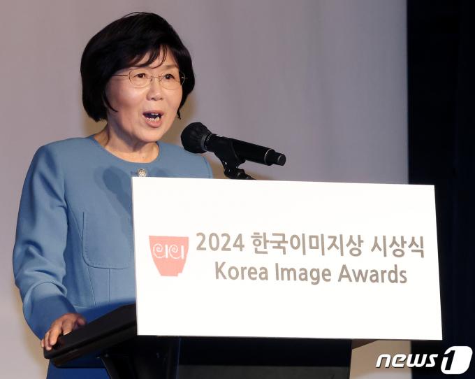 [사진] 인사말 하는 최정화 이사장