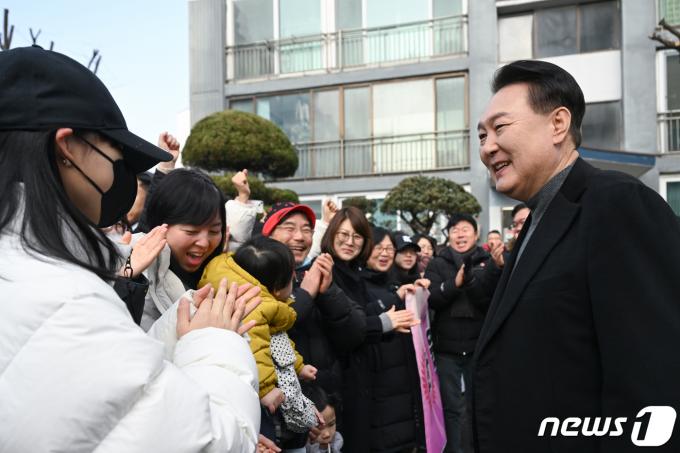 윤석열 대통령이 10일 경기 고양시 일산동구 백송마을 5단지를 방문해 주민들과 인사를 나누고 있다. (대통령실 제공) 2024.1.10/뉴스1 ⓒ News1 오대일 기자