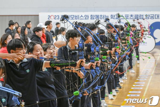 대한양궁협회는 지난 16일 남서울대학교 성암문화체육관에서 2023 현대모비스와 함께하는 학교스포츠클럽 양궁대회를 진행했다. 현대모비스의 후원으로 진행된 이번 대회에는 올 2학기 양궁 학교스포츠클럽에 참여한 총 10개 학교에서 약 200여명의 학생 선수들이 출전해 올 한해 동안 갈고 닦은 실력을 겨뤘다. (대한양궁협회 제공) 2023.12.18/뉴스1