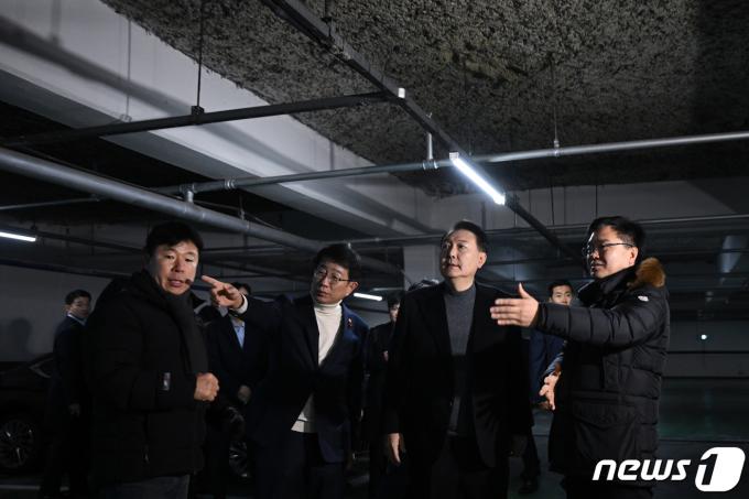 윤석열 대통령이 10일 경기 고양시 일산동구 백송마을 5단지를 방문해 지하주차장을 살펴보고 있다. (대통령실 제공) 2024.1.10/뉴스1 ⓒ News1 오대일 기자