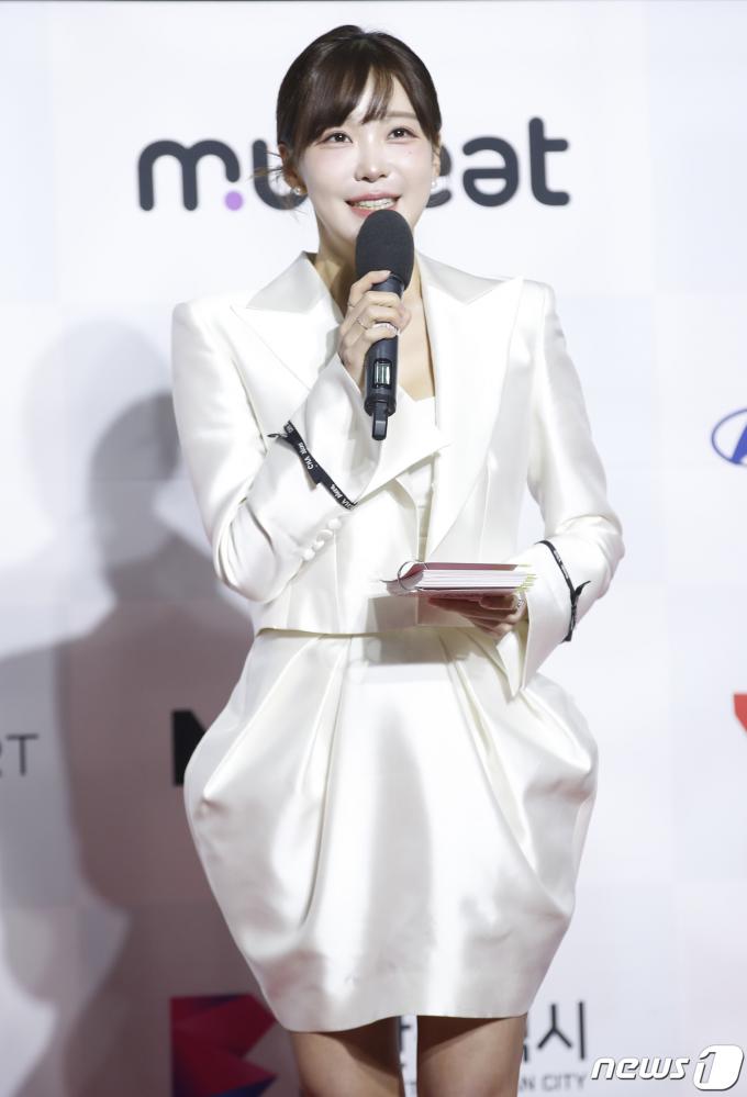 [사진] 김윤희 아나 '써클차트 뮤직 어워즈' 레드카펫 MC