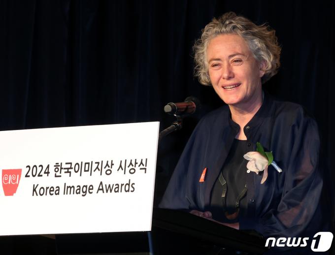 [사진] 축사하는 다그마 슈미트 타르탈리 주한 스위스대사