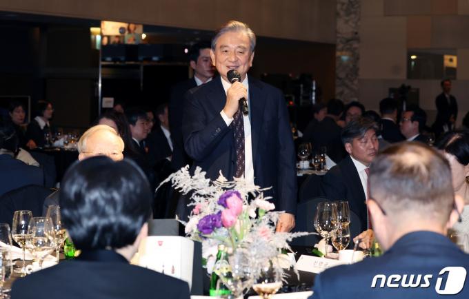 [사진] 건배사 하는 홍석현 중앙홀딩스 회장