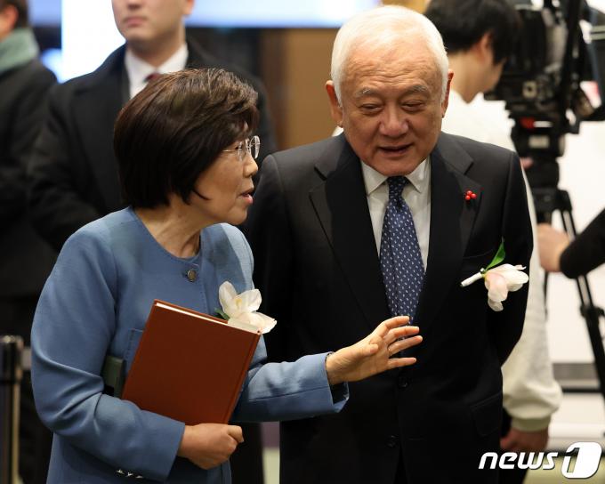 [사진] 최정화 이사장과 대화 나누는 김한길 위원장