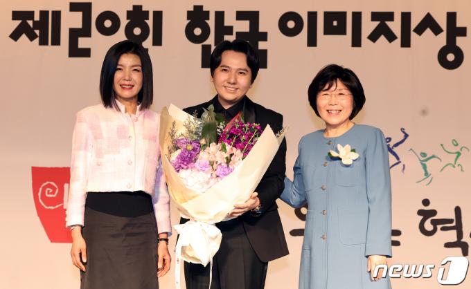 [사진] 임형주, 한국이미지상 머릿돌상 수상