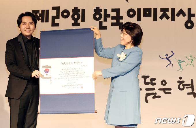 [사진] 임형주, 한국이미지상 머릿돌상 수상