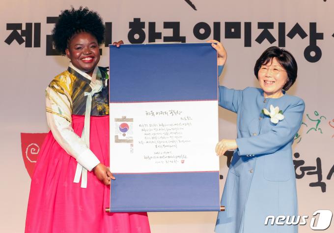 [사진] 국악인 마포 로르, 한국이미지 꽃돌상 수상