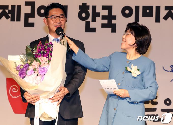 [사진] 소감 말하는 송민규 사업 본부장