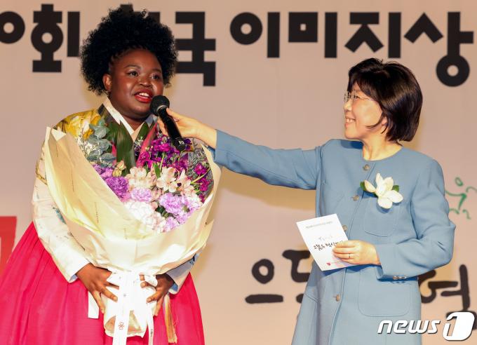 [사진] 수상 소감 말하는 마포 로르