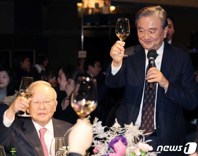 [사진] 건배사 하는 홍석현 회장