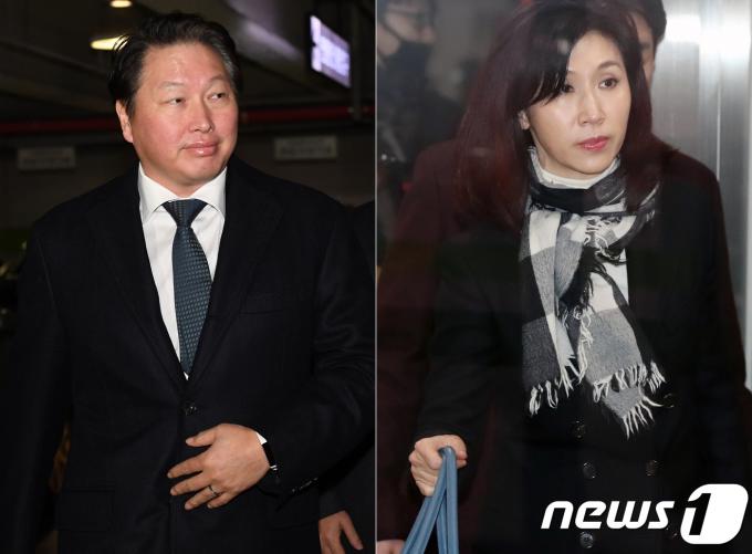 최태원SK그룹 회장(왼쪽)과 노소영 아트센터 나비 관장이 서울 서초구 서울가정법원에서 열린 이혼 소송2회 조정기일에 각각 출석하고 있다. 2018.1.16/뉴스1 ⓒ News1 허경 기자
