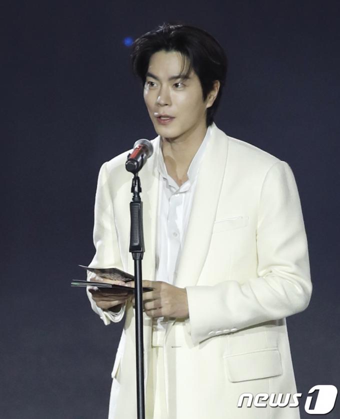 [사진] 홍종현, 시상하러 왔어요