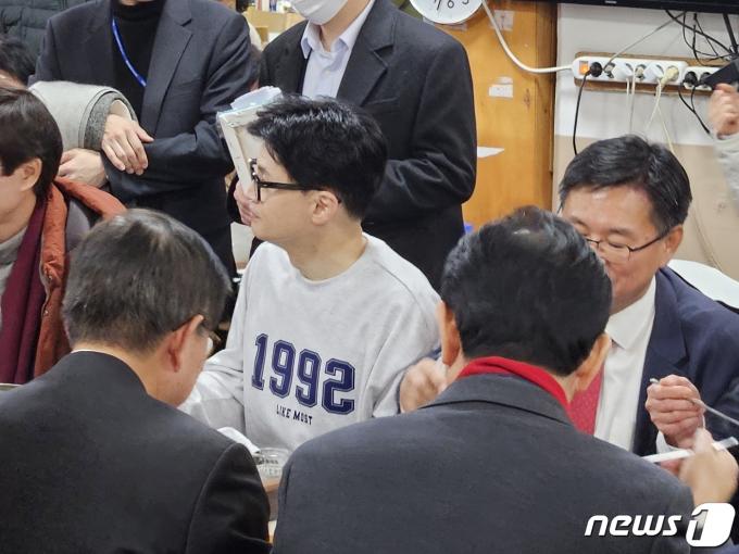 한동훈 국민의힘 비상대책위원장이 10일 부산 중구 남포동 자갈치시장을 방문해 저녁 식사를 하고 있다. 24.01.10/뉴스1  ⓒ 뉴스1 박기현 기자