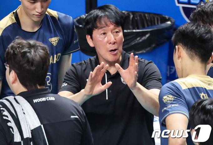 10일 오후 서울 중구 장충체육관에서 열린 남자 프로배구 '2023-2024 도드람 V리그' 우리카드와 OK금융그룹의 경기, 우리카드 신영철 감독이 선수들에게 작전을 지시하고 있다. 2024.1.10/뉴스1 ⓒ News1 김도우 기자