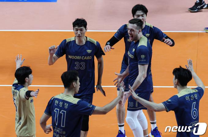 10일 오후 서울 중구 장충체육관에서 열린 남자 프로배구 '2023-2024 도드람 V리그' 우리카드와 OK금융그룹의 경기, 득점에 성공한 우리카드 선수들이 기쁨을 나누고 있다. 2024.1.10/뉴스1 ⓒ News1 김도우 기자