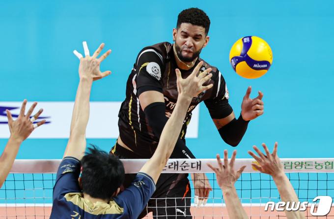 10일 오후 서울 중구 장충체육관에서 열린 남자 프로배구 '2023-2024 도드람 V리그' 우리카드와 OK금융그룹의 경기, OK금융그룹 레오가 공격을 시도하고 있다. 2024.1.10/뉴스1 ⓒ News1 김도우 기자