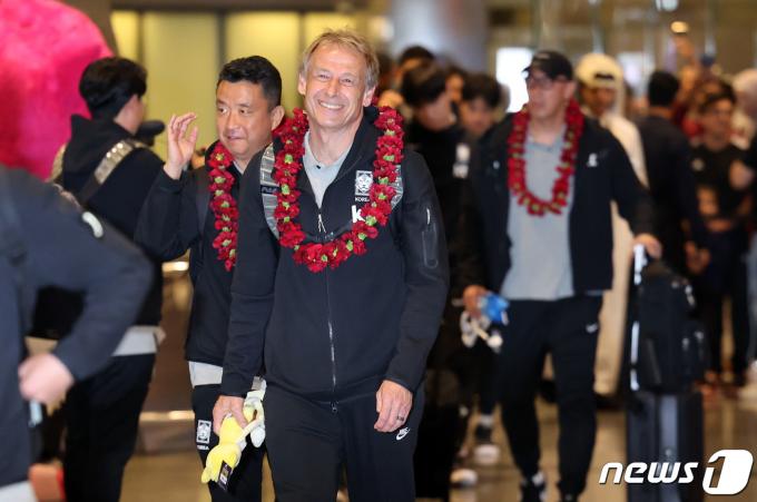 2023 아시아축구연맹(AFC) 카타르 아시안컵에 출전하는 대한민국 축구대표팀 위르겐 클린스만 감독이 10일(현지시간) 카타르 도하 하마드 국제공항을 통해 입국하고 있다. 대표팀은 오는 15일 E조 조별리그 첫 경기인 바레인전을 시작으로 20일 요르단, 25일 말레이시아와 경기를 치른다. 2024.1.11/뉴스1 ⓒ News1 김성진 기자