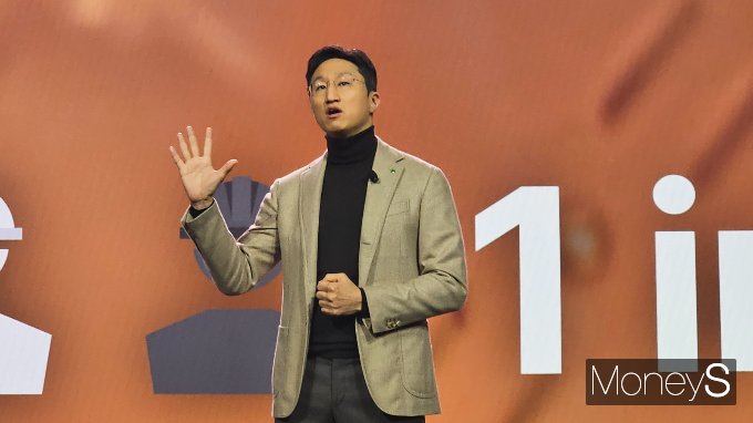 세계 최대 전자·가전·정보기술(IT) 전시회인 CES 2024의 기조연설자로 나선 HD현대 정기선 부회장이 10일(현지시간) 미국 라스베이거스 베네시안 호텔에서 인류의 지속가능성을 위한 인프라 혁신 비전 '사이트 트랜스포메이션'을 주제로 연설하고 있다. /사진=최유빈 기자