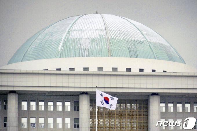 서울 영등포구 국회의사당 지붕에 눈이 쌓여 있다. 2020.2.17/뉴스