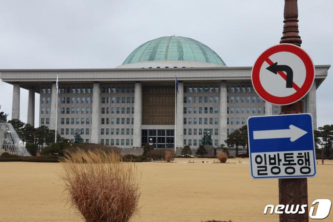 제22대 국회의원선거가 100여일 앞으로 다가왔다. 2024년 갑진년 (甲辰年) 4월10일 제22대 국회의원 선거가 열린다. 사진은 31일 국회의사당 모습. 2023.12.31/뉴스1 ⓒ News1 송원영 기자