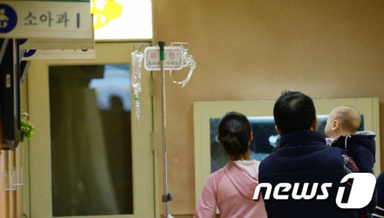 한 아동병원에서 보호자가 이동하고 있는 모습. (사진은 기사 내용과 관련이 없습니다) /뉴스1 ⓒ News1 김명섭 기자