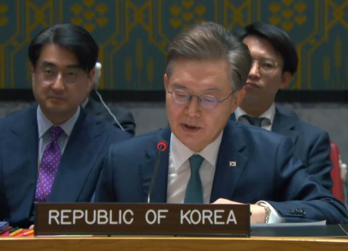 황준국 주유엔 한국대사가 10일(현지시간) 미국 뉴욕 유엔본부에서 열린 유엔 안전보장이사회(안보리)의 우크라이나 전쟁 관련 공개회의에서 발언을 하고 있다. 사진은 유엔TV 화면 캡처.