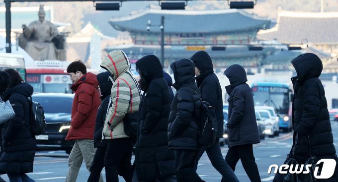 반짝 강추위가 찾아온 8일 오전 서울 광화문네거리에서 시민들이 잔뜩 움츠린채 출근길 발걸음을 재촉하고 있다. 반짝 강추위 이후 9일부터는 평년 수준의 기온이 이어지겠다. 2024.1.8/뉴스1 ⓒ News1 박지혜 기자