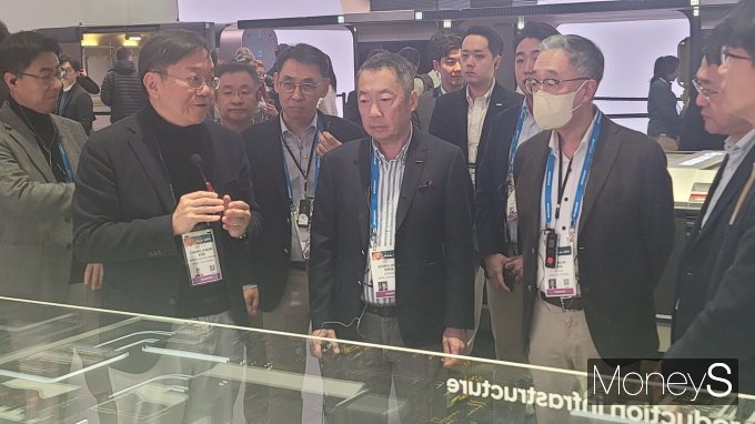 박정원(가운데) 두산그룹 회장이 CES 2024 현대차 부스를 찾아 김창환(왼쪽) 현대차·기아 수소연료전지개발센터장(전무)의 안내를 받았다. /사진=김창성 기자 