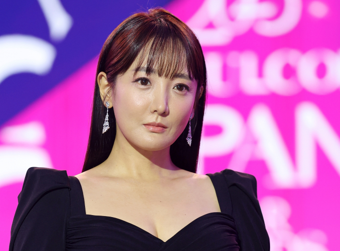 배우 사강의 남편이 영면에 든다. 사진은 지난해 12월 서울 동대문디자인플라자(DDP)에서 열린 '2023 서울콘 에이판 스타 어워즈'(2023 SEOULCON APAN STAR AWARDS)에 참석한 배우 사강. /사진=뉴스1