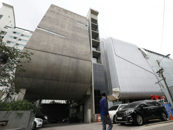 NH투자증권이 와이지엔터테인먼트의 목표주가를 기존 8만7000원에서 7만원으로 내려잡았다. 서울 마포구 와이지엔터테인먼트 사옥. /사진=뉴시스