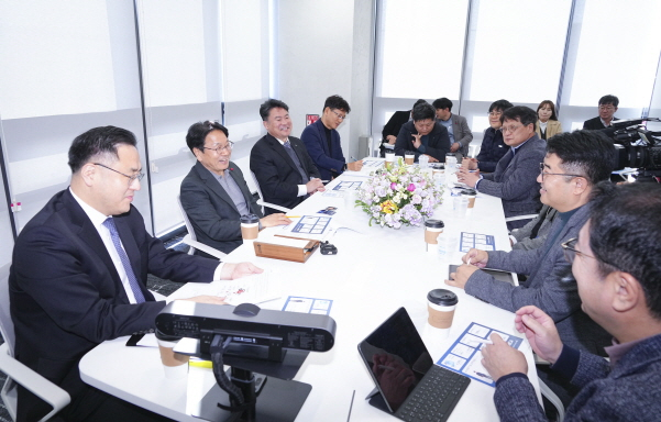강기정 광주광역시장이 10일 오후 북구 국가인공지능(AI)데이터센터에서 열린 정책소풍에 참석해 현장 간담회를 갖고 있다./사진=광주시