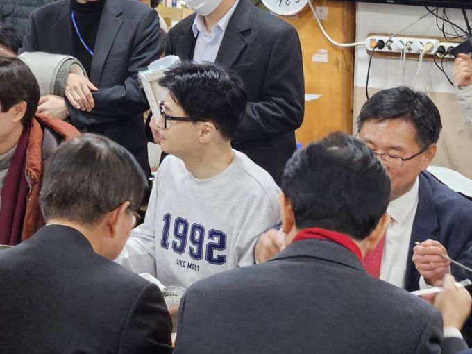 지난 10일 한동훈 국민의힘 비상대책위원장이 부산 남포동 일대를 방문해 식사하는 등 부산에 대한 각별한 애정을 드러냈다. 사진은 지난 10일 부산 중구 남포동 자갈치시장을 방문해 저녁식사를 하는 한 위원장. /사진=뉴스1