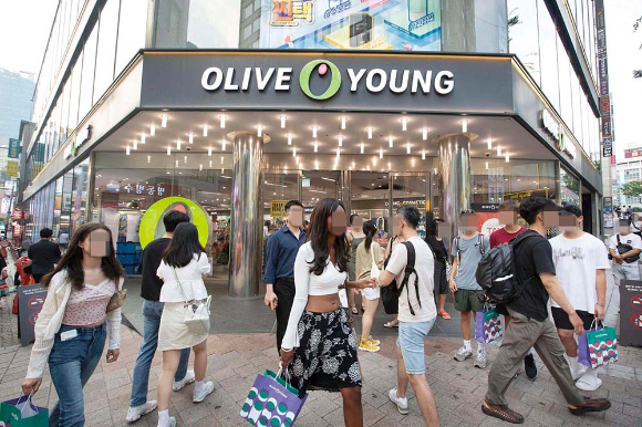  CJ올리브영이 신생·중소 뷰티 기업에 대한 지원과 준법경영 체계를 강화하는 상생경영안을 마련했다. 사진은 외국인 관광객들로 북적이는 올리브영 명동 플래그십. /사진=CJ올리브영