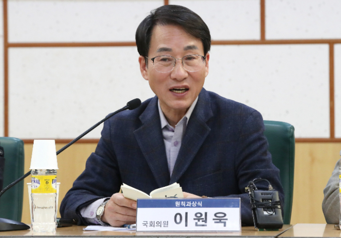 이원욱 의원(경기 화성시을)이 10일 더불어민주당 탈당에서 윤영찬 의원이 빠진 것과 관련해 "현근택 변호사 논란과 관계없었던 고민과 선택"이라고 밝혔다. 사진은 지난해 11월19일 오후 서울 여의도 국회 의원회관에서 열린 '원칙과 상식 1. 민심소통: 청년에게 듣는다' 토론회에서 발언을 하는 이 의원의 모습. /사진=뉴스1