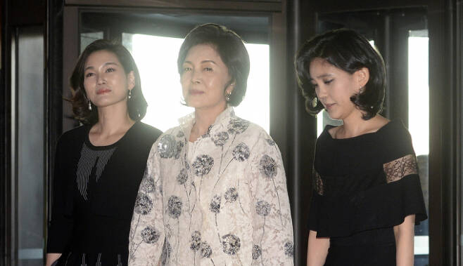 홍라희 전 리움미술관장(가운데)과 이부진 호텔신라 사장(오른쪽), 이서현 삼성복지재단 이사장 등 삼성가 세 모녀가 삼성전자 주식을 블록딜 형태로 매각했다. / 사진=뉴시스
