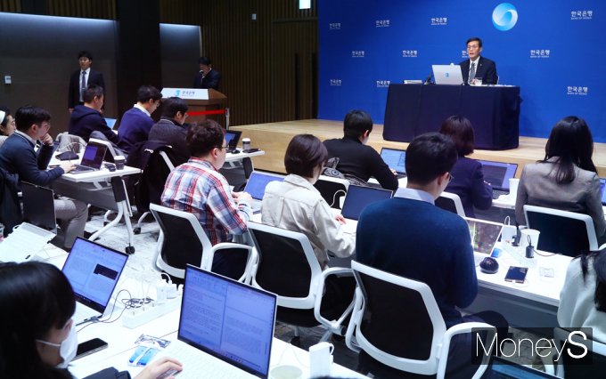 [머니S포토] 이창용 한은 총재, 새해 '첫' 통화정책방향 기자간담회