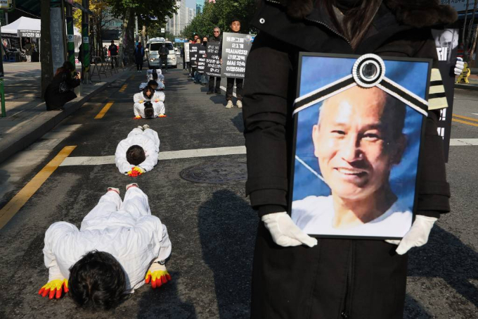 임금 체불 갈등으로 시위를 하다 분신해 숨진 택시기사에게 폭언을 가하고 협박한 혐의를 받는 운수회사 대표가 첫 재판에서 보석을 신청했다. 사진은 지난해 11월15일 서울 영등포구 한강성심병원 앞에 마련된 고 방영환 씨 분향소에서 방영환 열사 대책위 회원들이 택시 완전월급제 도입을 촉구하며 오체투지 행진을 하고 있는 모습. /사진=뉴스1