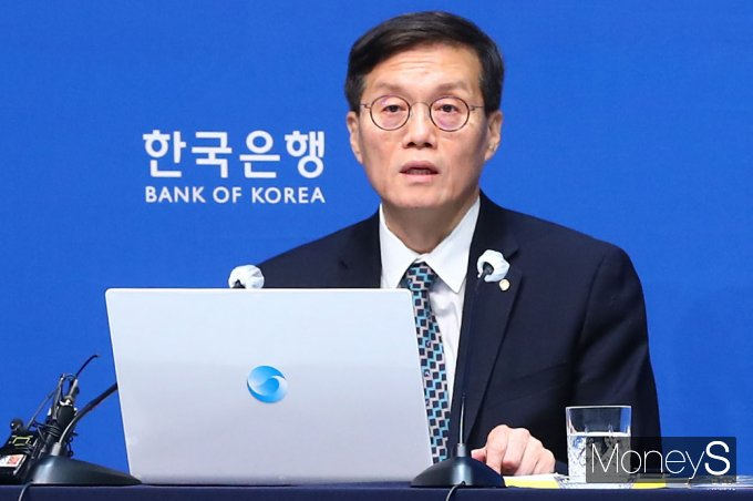 이창용 한국은행 총재가 11일 서울 중구 남대문로 한국은행 별관에서 진행된 올해 첫 통화정책방향 기자간담회에서 취재진 질문에 답하고 있다./사진=임한별 기자