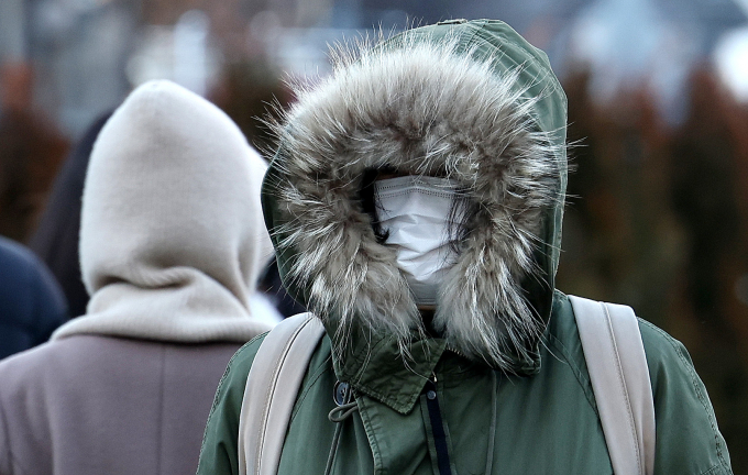 금요일인 12일에는 중국 등 국외에서 유입된 미세먼지가 오전까지 기승을 부리겠으며 체감온도가 영하 10도까지 내려가는 곳도 있다. 사진은 지난 8일 오전 서울 광화문네거리에서 시민들이 잔뜩 움츠린채 출근길 발걸음을 재촉하는 모습. /사진=뉴스1