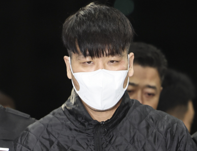 병원에서 도주했다가 사흘만에 검거된 김길수의 첫 공판이 피고인의 불참으로 오는 25일로 연기됐다. 사진은 김길수가 지난해 11월6일 오후 경기 안양시 안양동안경찰서로 호송되는 모습. /사진=뉴시스