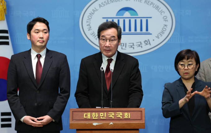 11일 이낙연 전 더불어민주당 대표가 민주당 탈당을 선언했다. 이날 이 전 대표는 '원칙과상식' 의원들과 협력하기로 했다고 밝혔다. 사진은 11일 오후 서울 여의도 국회에서 더불어민주당 탈당 기자회견을 하는 이낙연 전 더불어민주당 대표. /사진= 뉴시스 