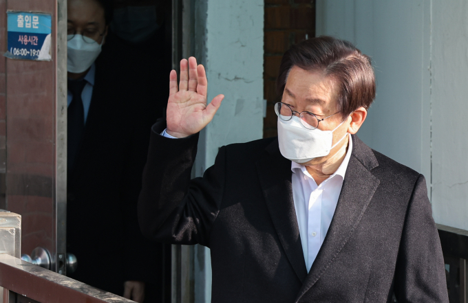 이재명 더불어민주당 대표가 흉기 피습 8일 만에 퇴원한 가운데 뉴욕타임스(NYT)가 피의자의 신상을 공개했다. 사진은 지난 10일 서울 종로구 서울대병원에서 퇴원해 입장을 밝히는 이 대표의 모습. /사진=뉴스1