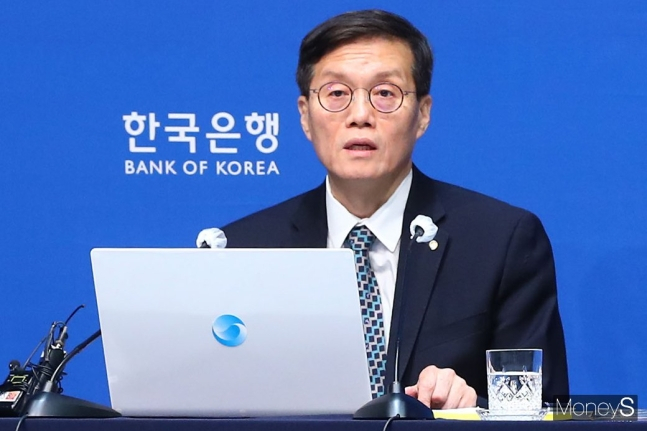 이창용 한국은행 총재가 11일 서울 중구 남대문로 한국은행 별관에서 진행된 올해 첫 통화정책방향 기자간담회에서 취재진 질문에 답하고 있다./사진=머니S 임한별 기자