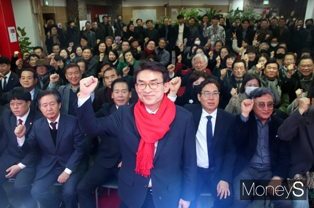 국민의힘 정상환 대구 수성 갑 국회의원 예비후보와 선거사무소 개소식 참석자들이 포즈를 취하고 있다./사진=김덕엽 기자