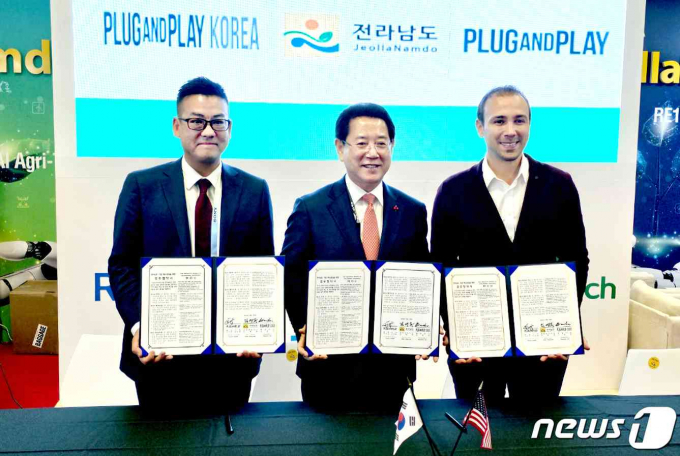미국을 순방중인 김영록 전라남도지사(가운데)가 10일(현지 시간) 미국 라스베이거스에서 열린 ‘소비자 전자제품 전시회(CES)’에서 세계 최대 스타트업 액셀러레이터 기업인 플러그앤플레이(PNP)와 전남 기업 혁신성장을 위한 업무협약을 체결하고 있다./뉴스1