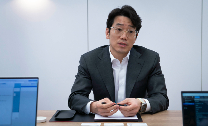 김용훈 SKT AI서비스사업부장(CASO, 부사장)이 지난 10일(현지시간) 미국 라스베이거스에서 열린 'CES 2024'에 마련된 SK ICT데모룸에서 SKT의 AI 전략 등에 대해 설명하고 있다. /사진=SKT